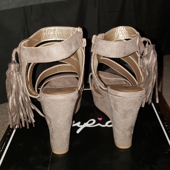 Qupid Women Suede Peep Toe Tassel Caged Wedge - Picture 5 of 8